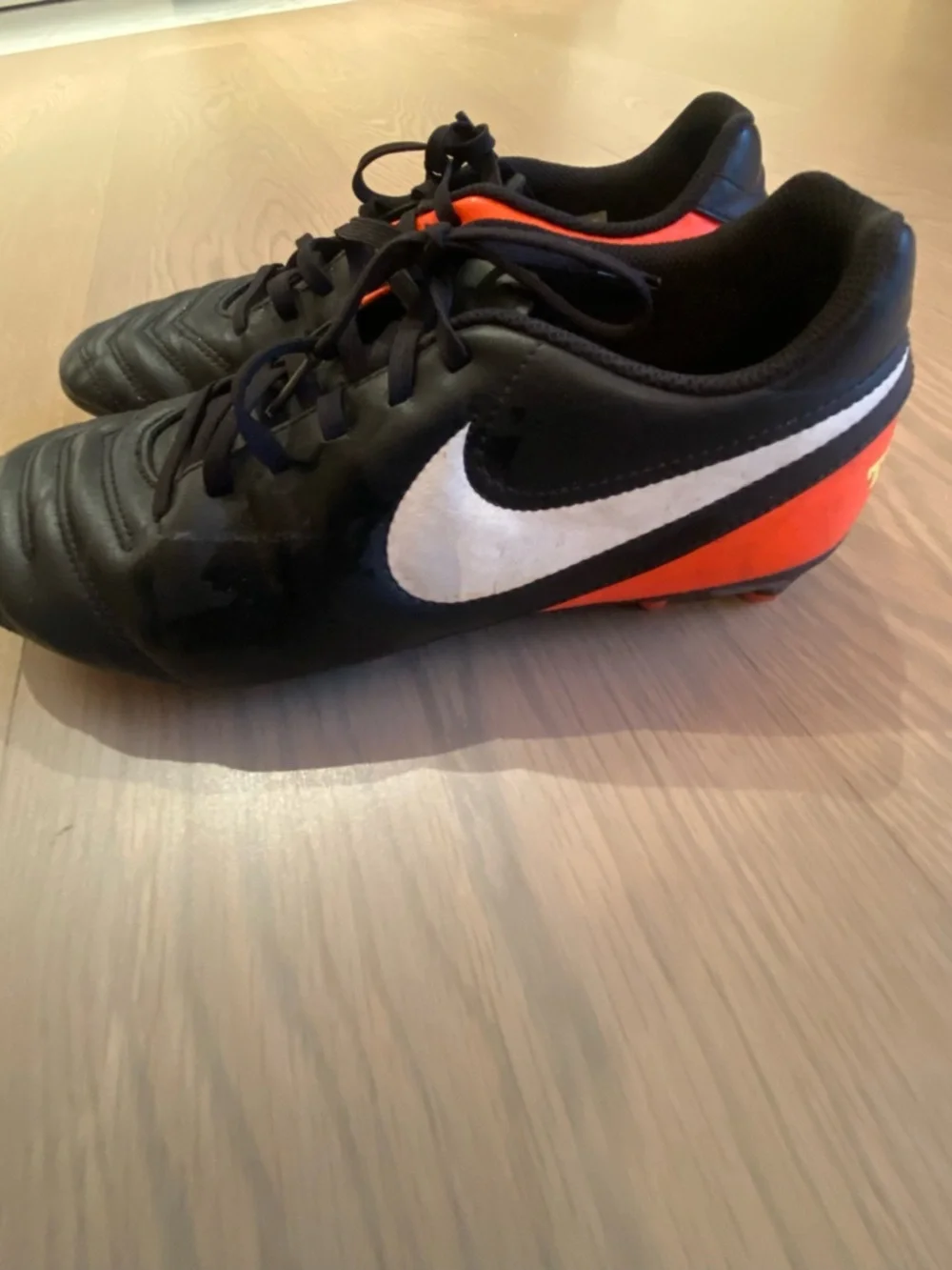 Nike Kids Black & Orange Soccer Cleats with White Swoosh Size US 7 Euro 40 - Picture 8 of 9